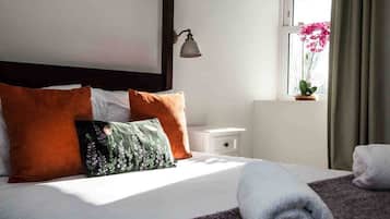 4 bedrooms, iron/ironing board, WiFi, bed sheets