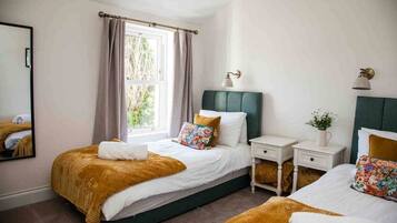 4 bedrooms, iron/ironing board, WiFi, bed sheets