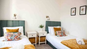 4 bedrooms, iron/ironing board, WiFi, bed sheets