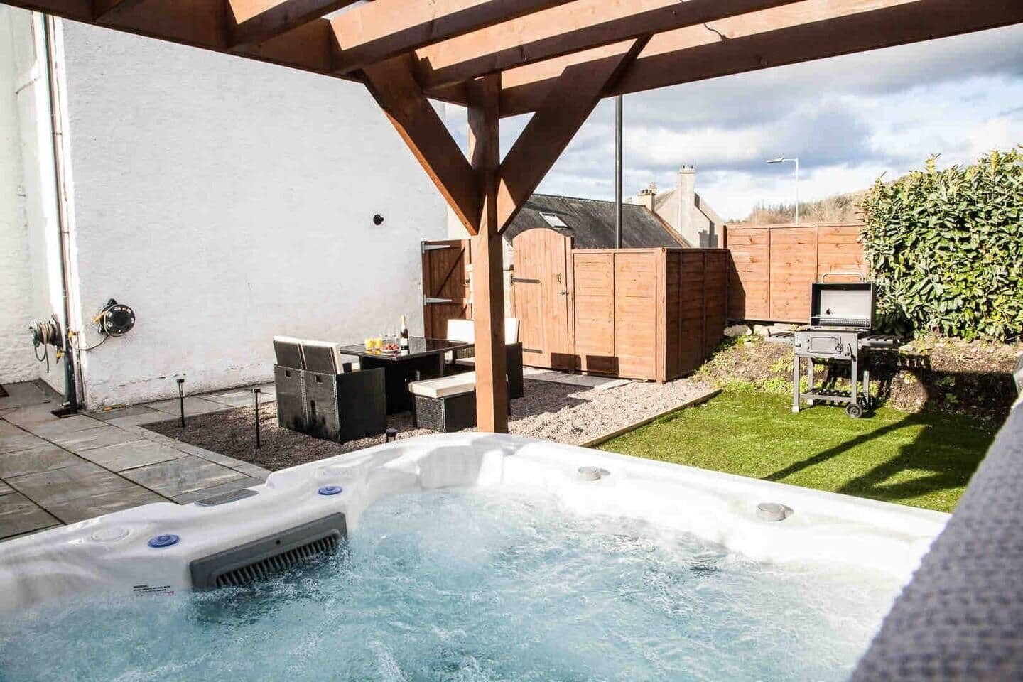 Banyera d'hidromassatge a l'aire lliure