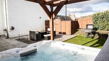 Banyera d'hidromassatge a l'aire lliure