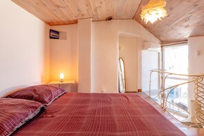 Tabla de planchar con plancha, wifi, ropa de cama