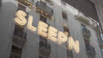 Un letrero con la palabra 'SLEEPIN' en letras grandes, que indica un hotel o alojamiento.