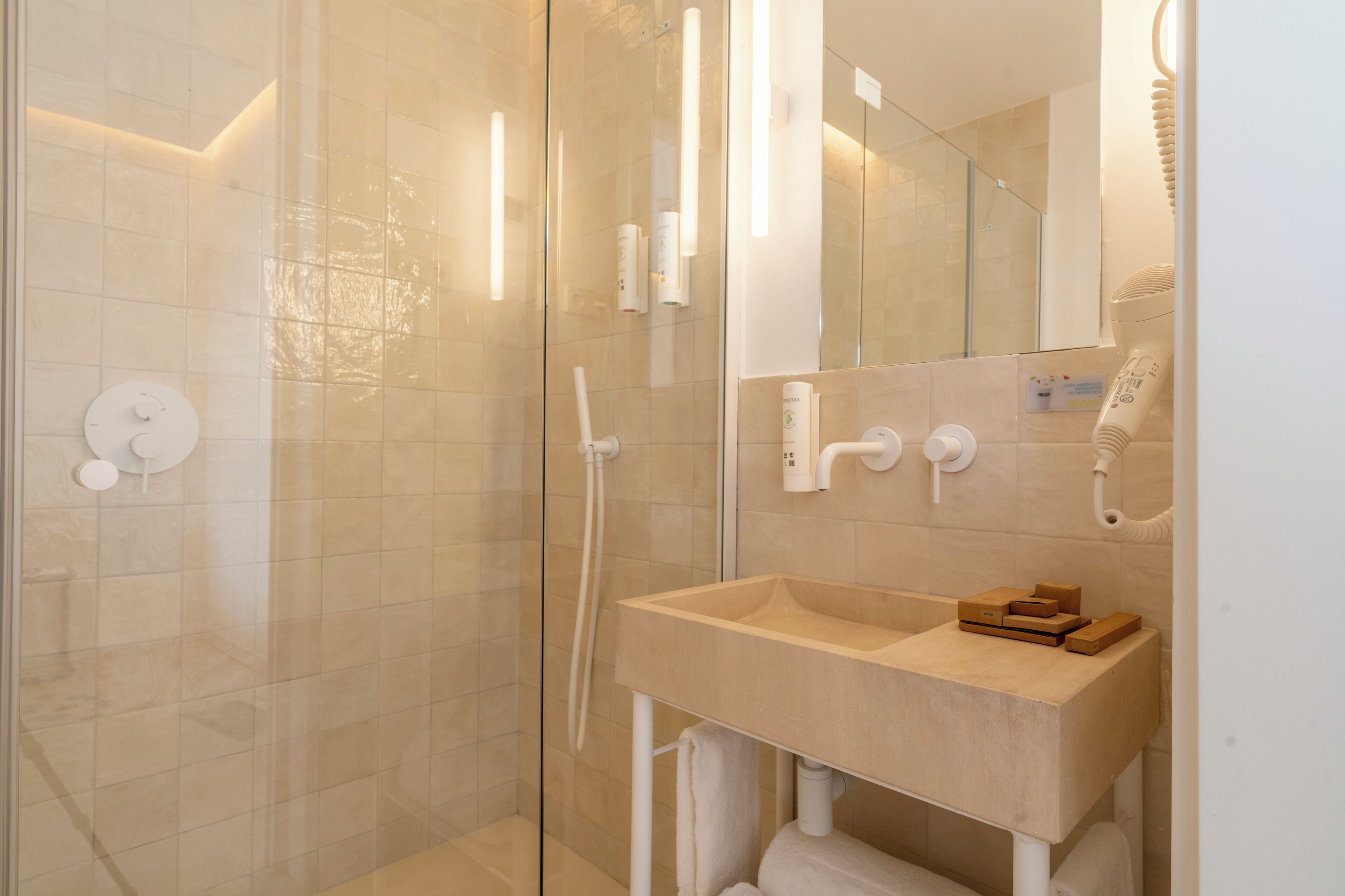 Habitación triple | Baño | Ducha, secador de pelo, toallas y jabón