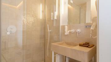 Habitación triple | Baño | Ducha, secador de pelo, toallas y jabón