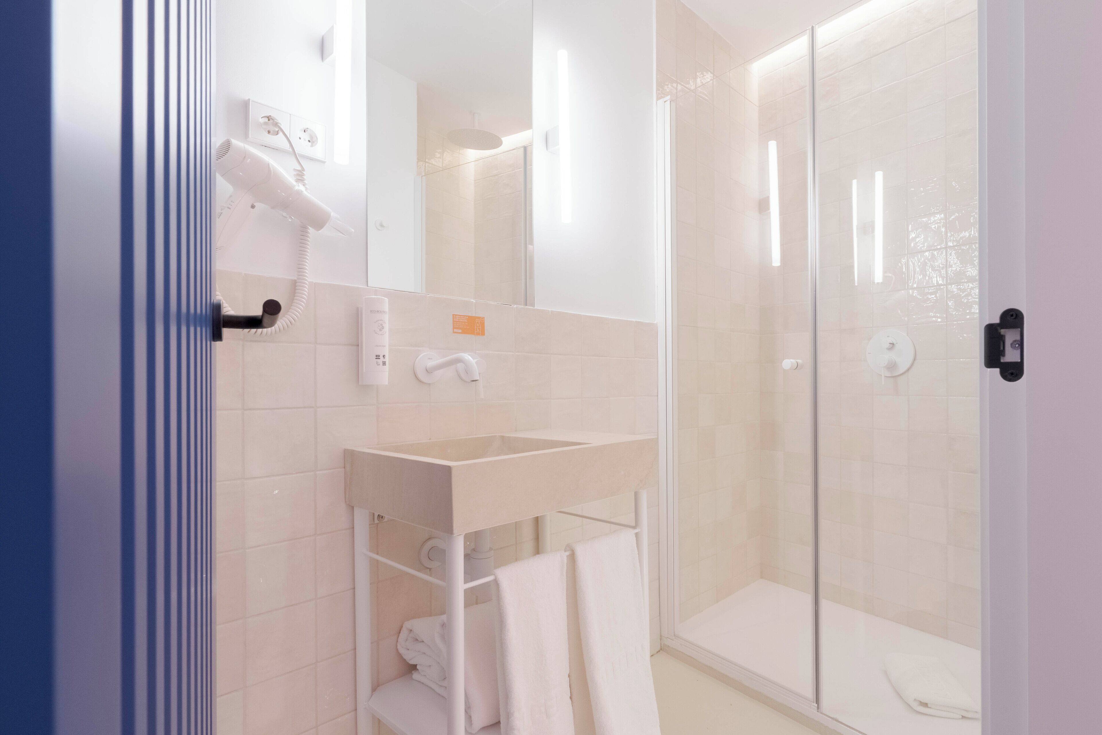 Habitación estándar doble | Baño | Ducha, secador de pelo, toallas y jabón