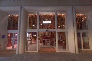 Façade de l’hébergement  – soirée/nuit
