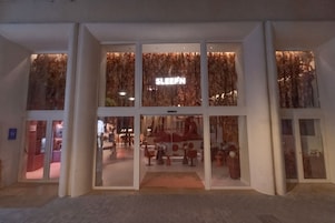 Fachada de la propiedad por la tarde o noche