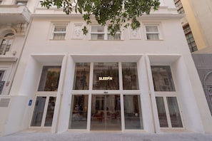 A building facade with large windows and a sign reading 'SLEEPN'. - SLEEPN Valencia (Valencia)
