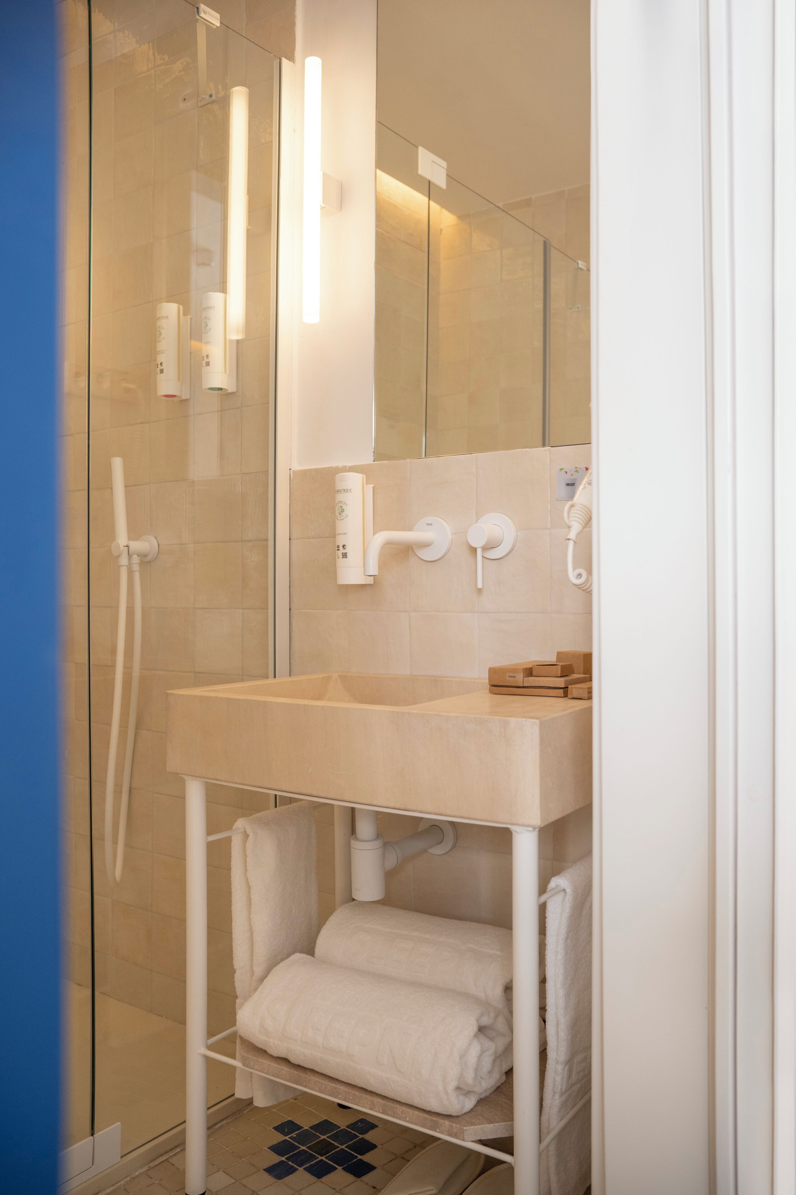 Dusj, hårføner, håndklær og såpe