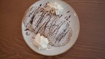 Un plato con un postre sobre una mesa de madera.