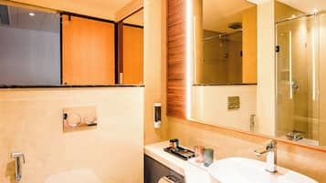 Deluxe dubbelrum - utsikt mot staden | Badrum | Dusch, gratis toalettartiklar, handdukar och tvål