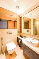 Quarto casal luxo, vista para a cidade | Banheiro | Chuveiro, produtos de toalete grátis, toalhas de banho, sabonete