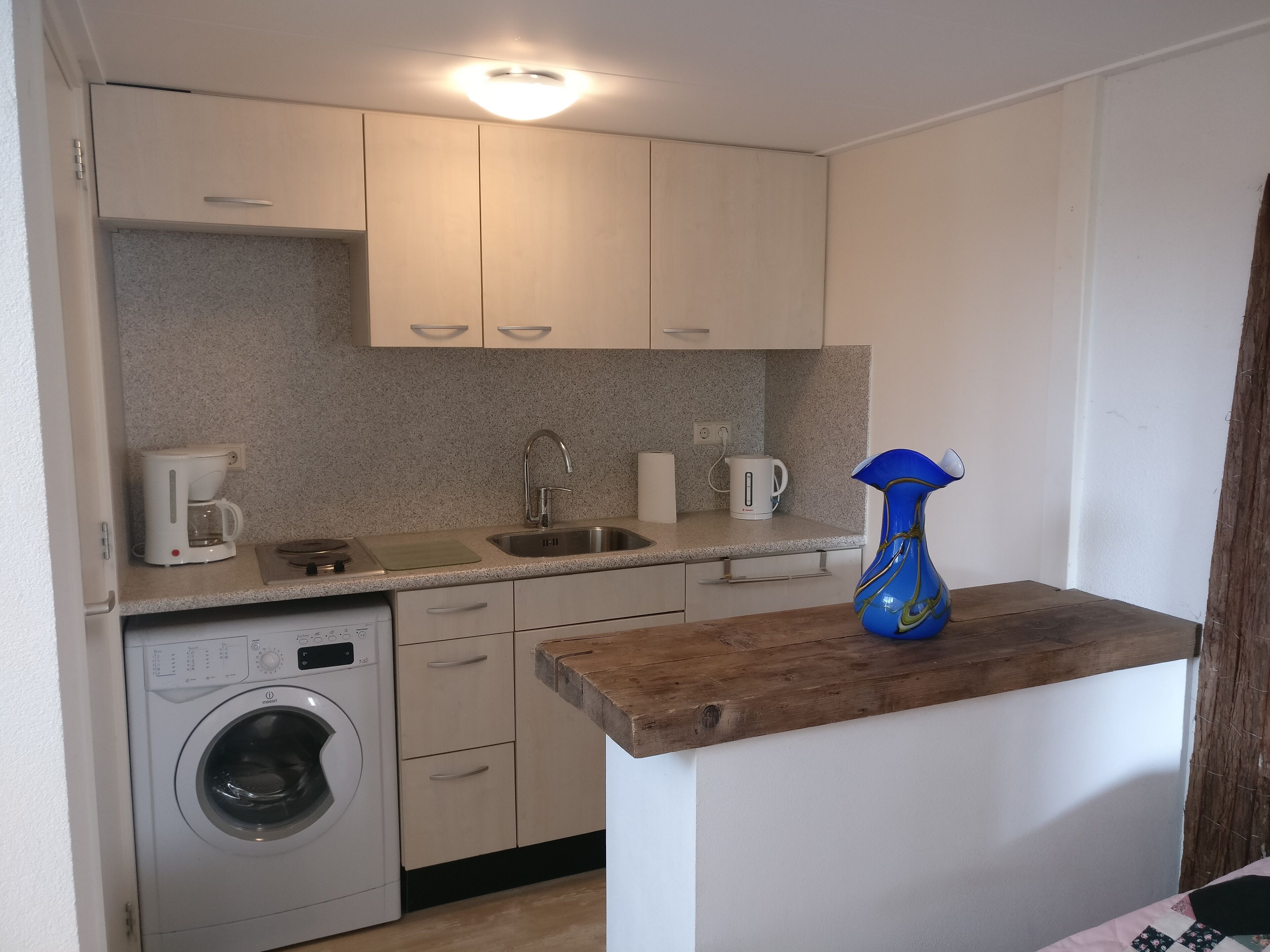 Refrigerador, microondas, parrilla de estufa y cafetera y tetera 