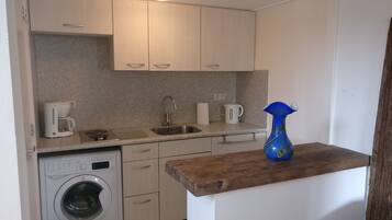 Køleskab, mikrobølgeovn, kogeplade, kaffe-/temaskine