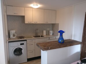 Refrigerador, microondas, parrilla de estufa y cafetera y tetera 