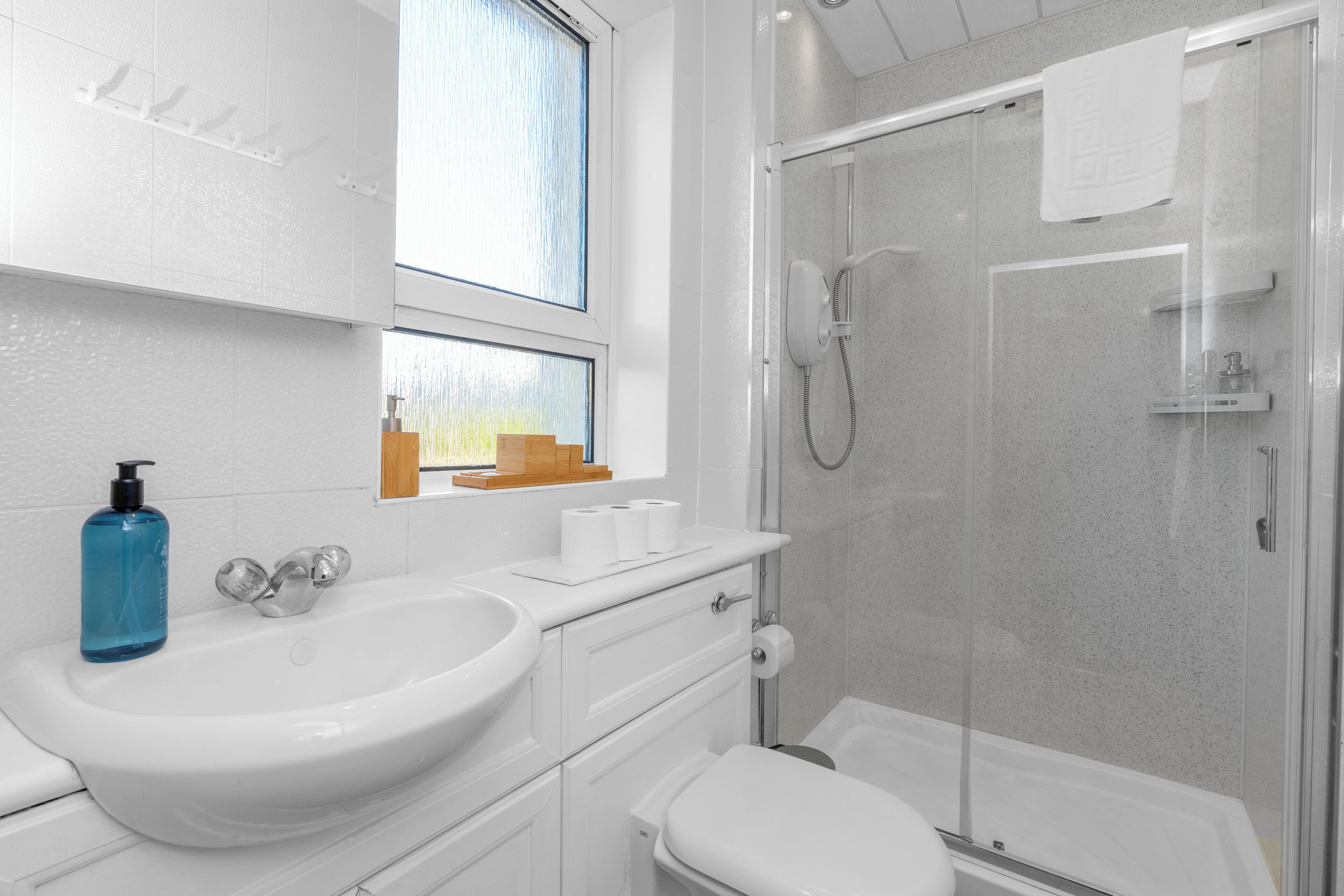 Douche, séchoir à cheveux, serviettes fournies, savon