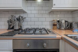 Private kitchen - 3-Bed Glasgow Cromdale St - Sleeps 5 - Contractors, Business & Relocations (Glasgow)
