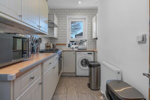 Private kitchen - 3-Bed Glasgow Cromdale St - Sleeps 5 - Contractors, Business & Relocations (Glasgow)