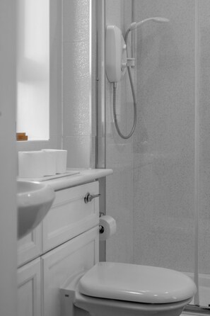 Douche, sèche-cheveux, serviettes fournies, savon