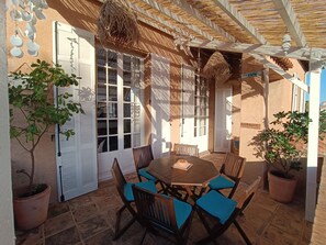 Outdoor dining - Apartment in villa Antibes, 2 bedrooms, terrace, parking. (Antibes)