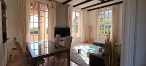 Dining - Apartment in villa Antibes, 2 bedrooms, terrace, parking. (Antibes)