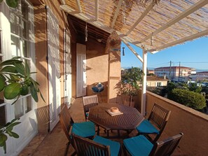 Outdoor dining - Apartment in villa Antibes, 2 bedrooms, terrace, parking. (Antibes)