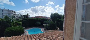 Pool - Apartment in villa Antibes, 2 bedrooms, terrace, parking. (Antibes)