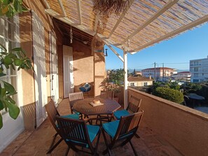 Outdoor dining - Apartment in villa Antibes, 2 bedrooms, terrace, parking. (Antibes)