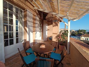 Outdoor dining - Apartment in villa Antibes, 2 bedrooms, terrace, parking. (Antibes)