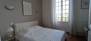 2 bedrooms, travel cot, WiFi, bed sheets - Apartment in villa Antibes, 2 bedrooms, terrace, parking. (Antibes)
