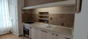 Fridge, microwave, oven, stovetop - Apartment in villa Antibes, 2 bedrooms, terrace, parking. (Antibes)