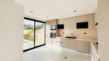 Coffee/tea maker, fridge, microwave, oven