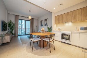 Fridge, microwave, oven, stovetop - Stylish Fully Furnished 1BR in Executive Residence (دبي)