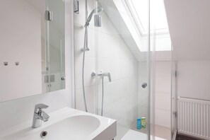 シャワー、ヘアドライヤー、タオル、石鹸