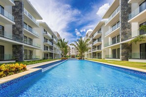 Outdoor pool, pool loungers - Quiet 1BR Apartment Walk to Bávaro Beach (Punta Cana)