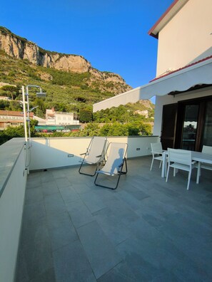 Outdoor dining - Within walking distance of all services, nice apartment with large terrace. (Meta)