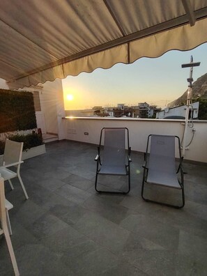 Terrace/patio - Within walking distance of all services, nice apartment with large terrace. (Meta)