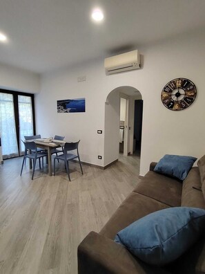 TV - Within walking distance of all services, nice apartment with large terrace. (Meta)