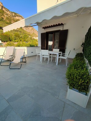 Outdoor dining - Within walking distance of all services, nice apartment with large terrace. (Meta)