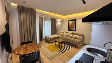 Suite Deluxe, vue ville | Literie de qualité supérieure, minibar, coffres-forts dans les chambres