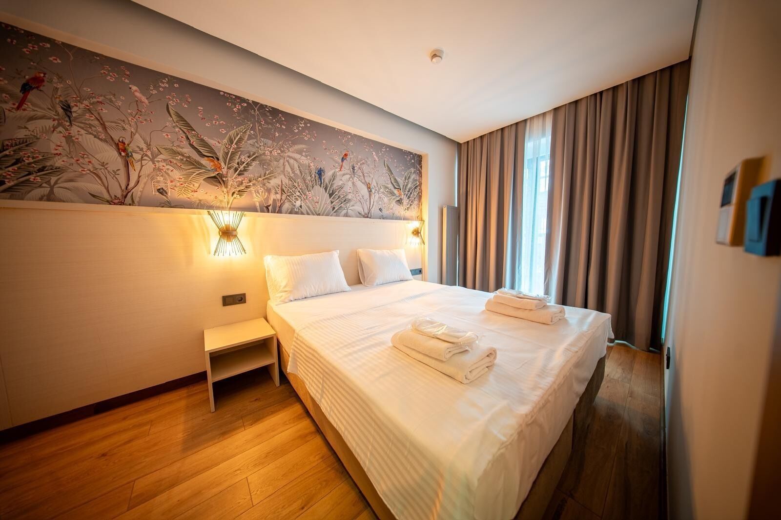 Premium bedding, in-room safe, laptop workspace, free cribs/infant beds