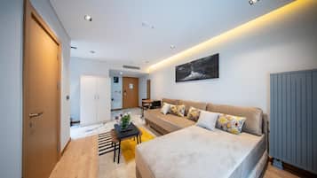 Premium bedding, in-room safe, laptop workspace, free cribs/infant beds