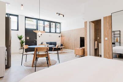 Valencia Apartments by Olala Homes