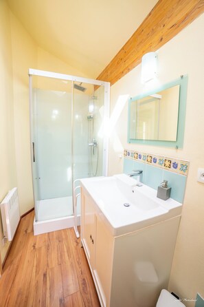 Casa, patio, vista al patio | Baño