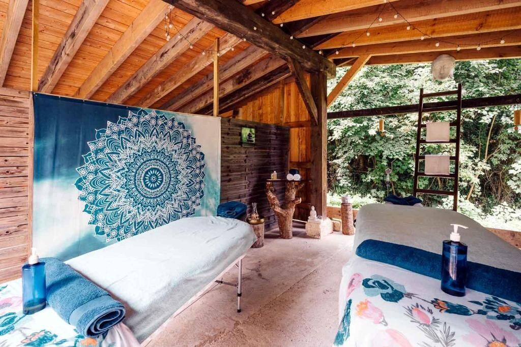 Couples treatment rooms, hydrotherapy, hot stone massages