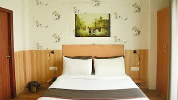 Classic Room | Desk, laptop workspace, free WiFi