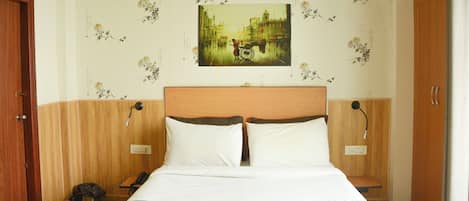 Classic Room | Desk, laptop workspace, free WiFi