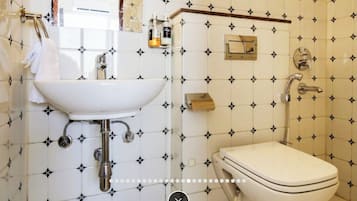 Habitación clásica | Baño | Ducha, toallas, jabón y champú