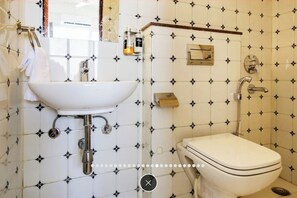 經典客房 | 浴室 | 淋浴設備、提供毛巾、番梘、洗頭水